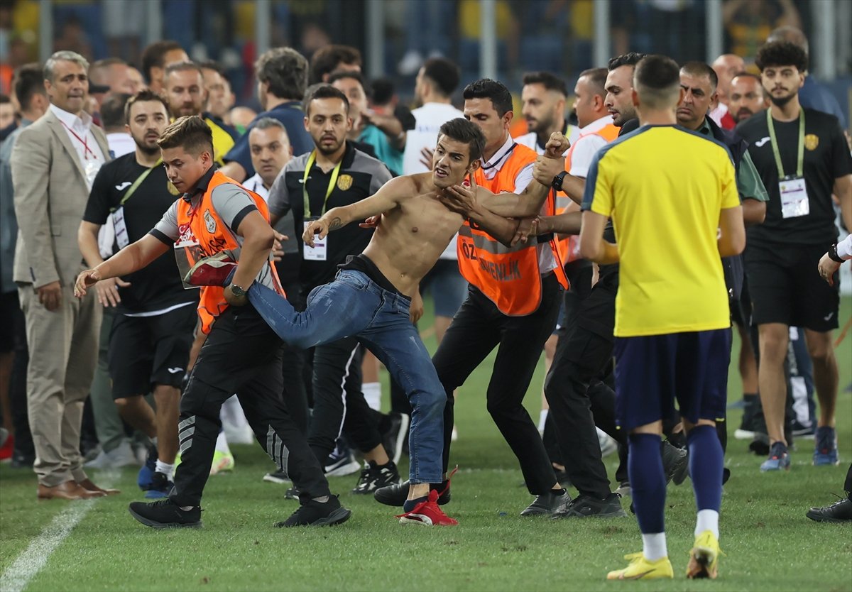 Ankaragücü - Beşiktaş maçındaki olayların görüntüleri #11