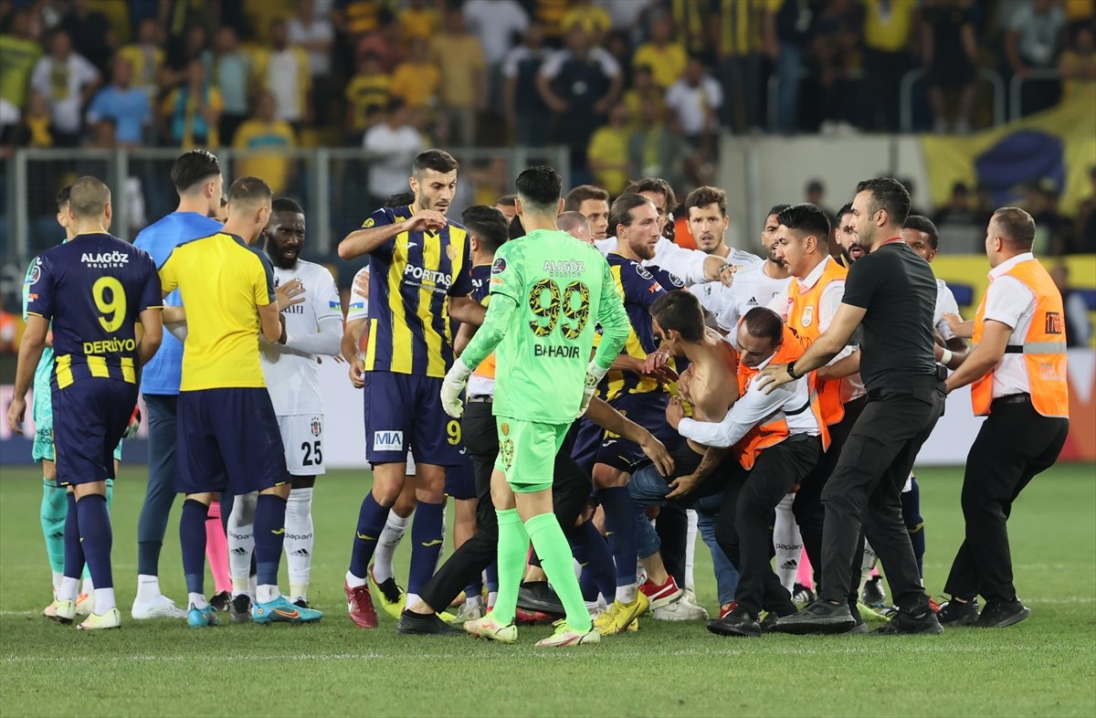 Ankaragücü - Beşiktaş maçındaki olayların görüntüleri #8