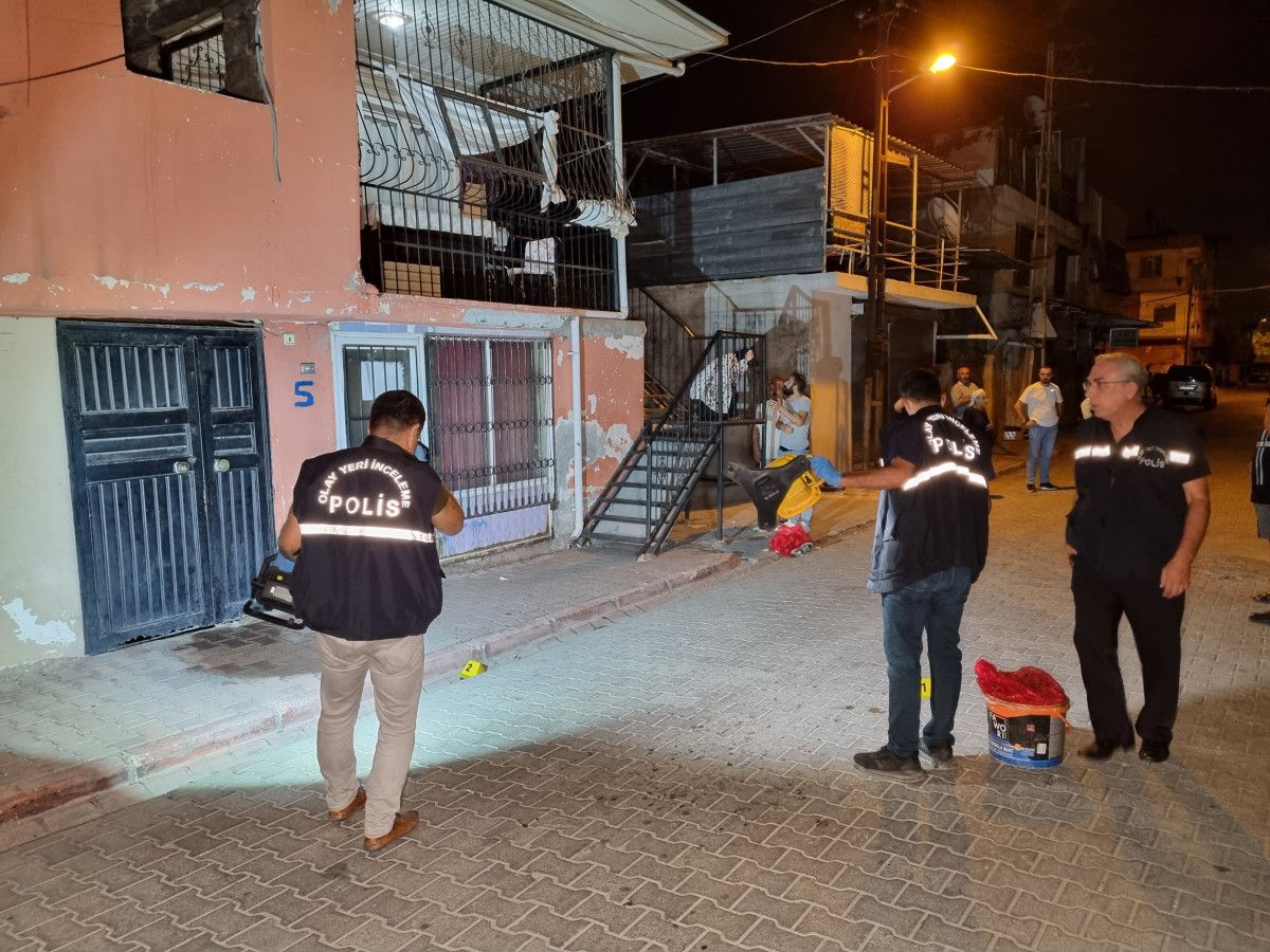 Adana da av tüfeğiyle ateş açılan evin önünde bulunan Sıla yaralandı #1