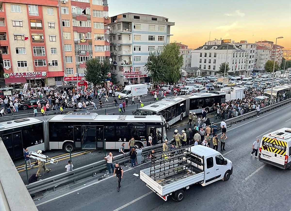 İstanbul Avcılar da metrobüsler çarpıştı #4