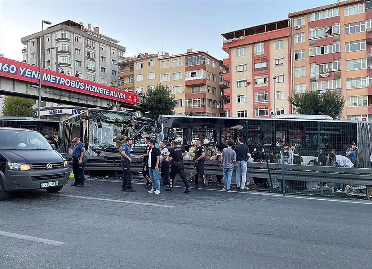 İstanbul Avcılar da metrobüsler çarpıştı #3