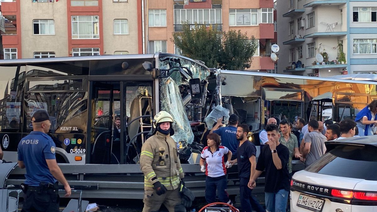 İstanbul Avcılar da metrobüsler çarpıştı #1