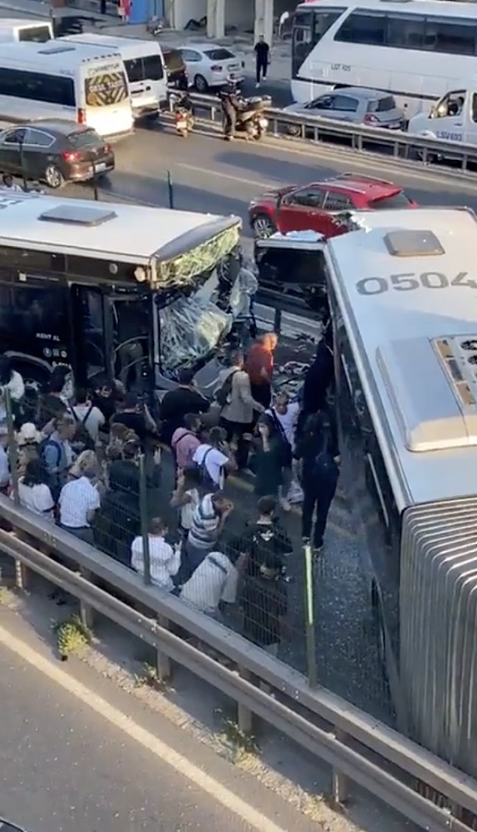 İstanbul Avcılar da metrobüsler çarpıştı #9