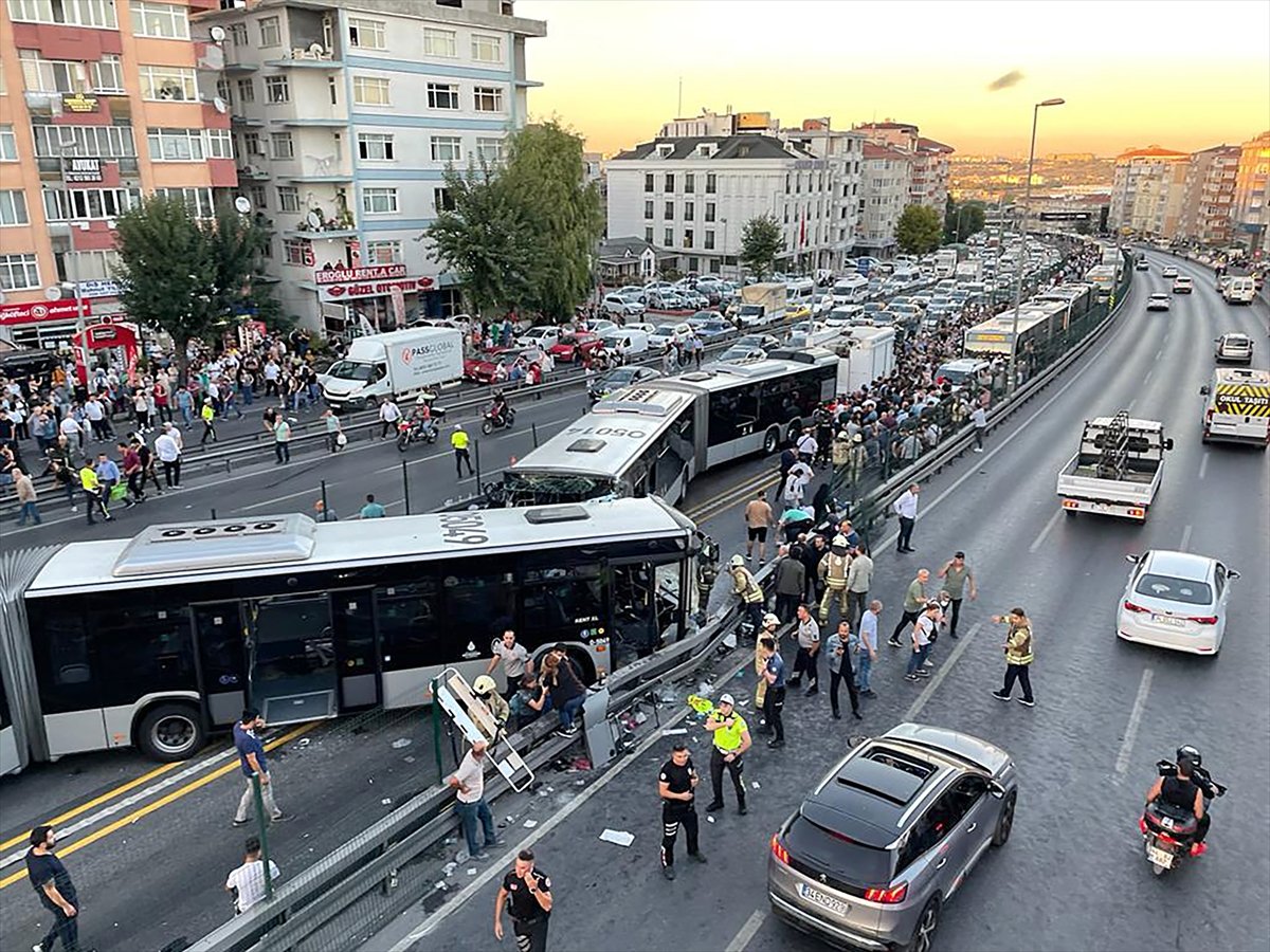 İstanbul Avcılar da metrobüsler çarpıştı #6