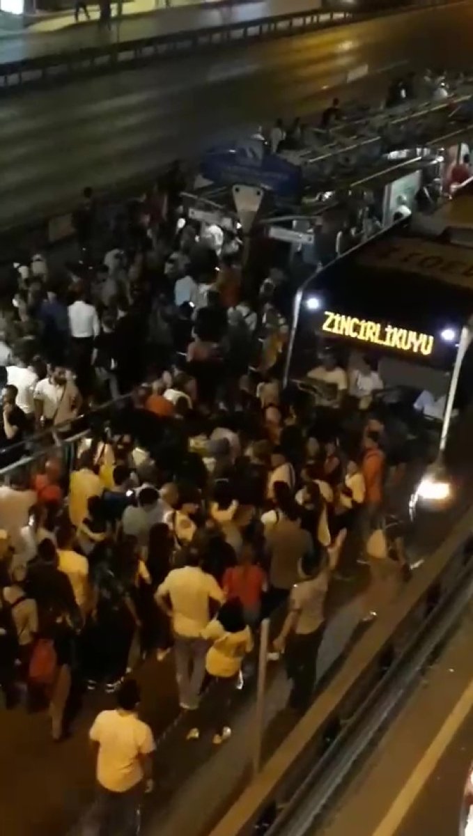 Metrobüs yolunda mahsur kalan vatandaşlar: İmamoğlu istifa #3