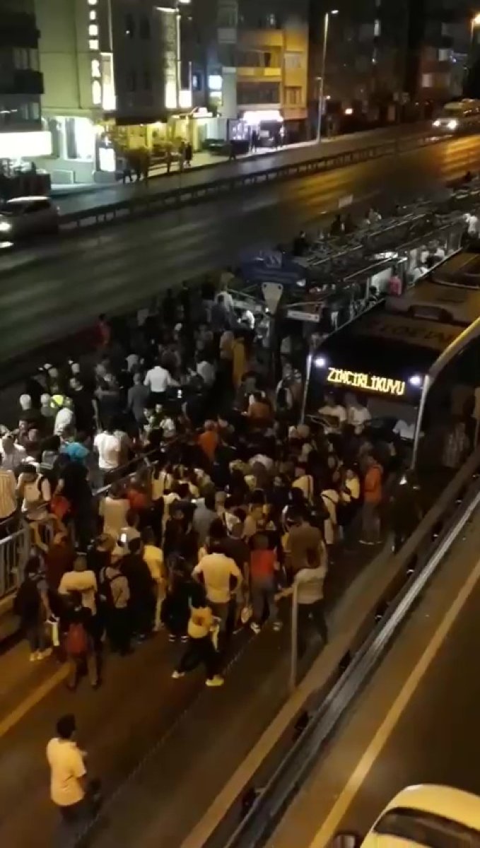 Metrobüs yolunda mahsur kalan vatandaşlar: İmamoğlu istifa #1