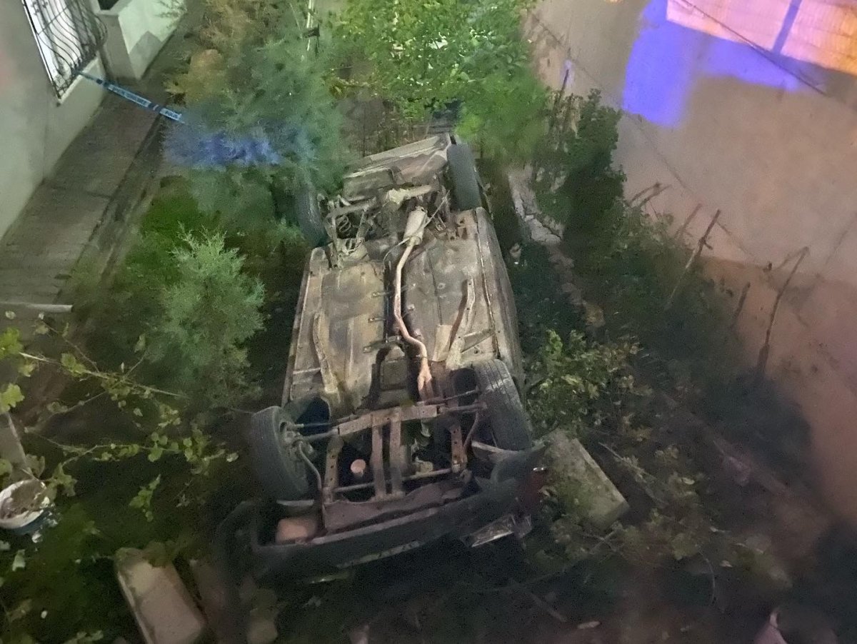 Karabük te otomobil 3 metre yükseklikten bahçeye düştü #1