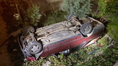 Karabük'te otomobil 3 metre yükseklikten bahçeye düştü