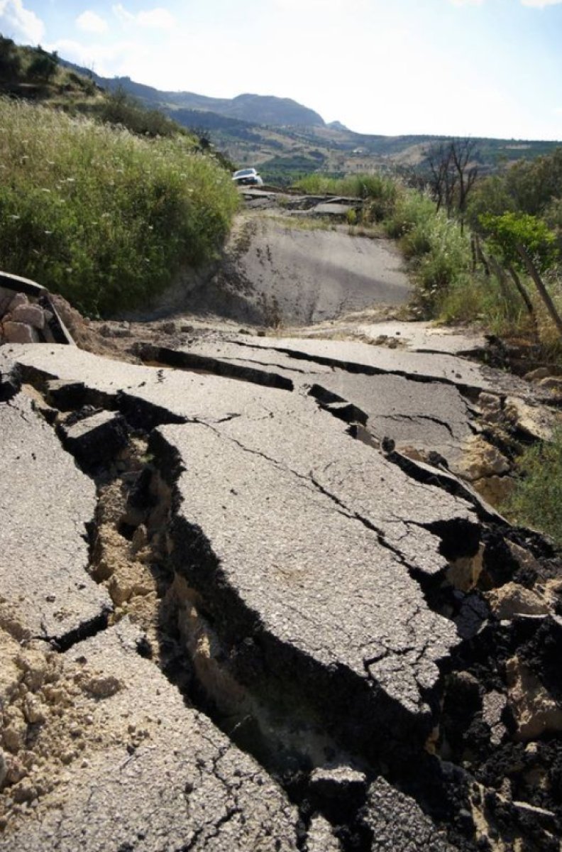 Papua Yeni Gine de 7,6 büyüklüğünde deprem #6
