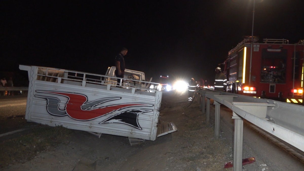 Kırıkkale de kazanın etkisiyle kamyonet ikiye bölündü: 3 yaralı #2