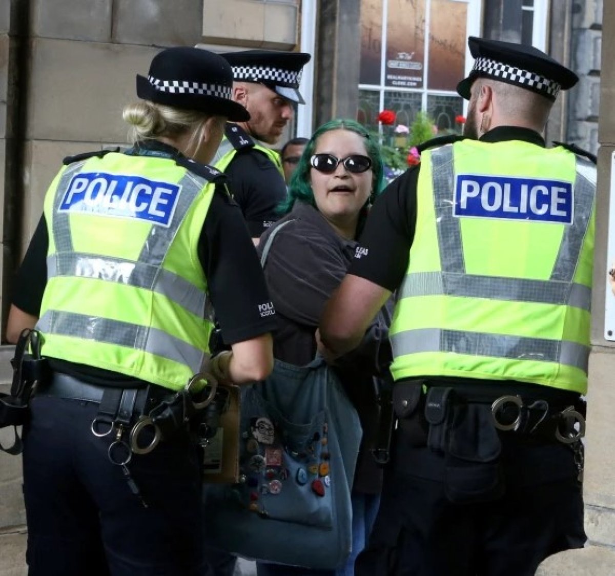 Edinburgh da  Monarşiyi kaldır  tabelası tutan kadın tutuklandı #1