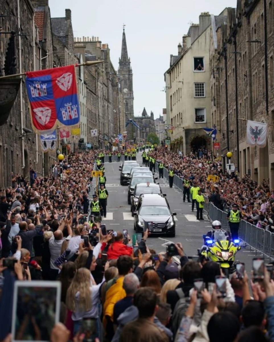 Edinburgh da  Monarşiyi kaldır  tabelası tutan kadın tutuklandı #3