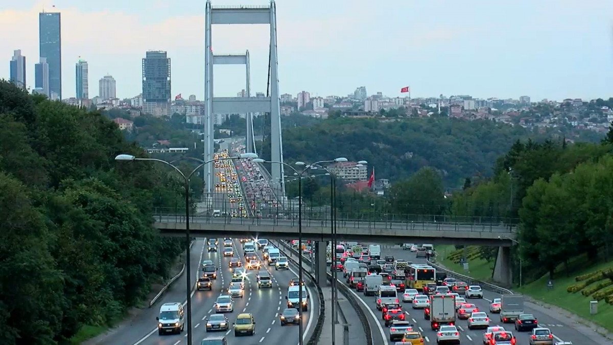 İstanbul da okulların açılmasıyla trafik yoğunluğu başladı #2