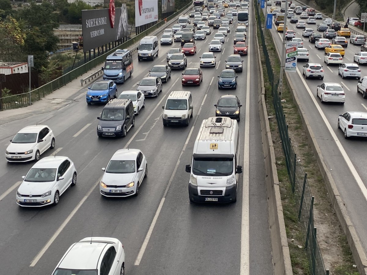 İstanbul da okulların açılmasıyla trafik yoğunluğu başladı #6