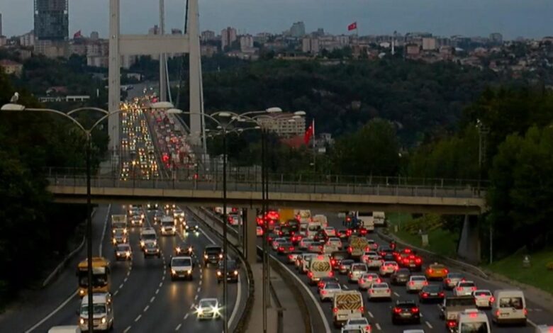 İstanbul'da okulların açılmasıyla trafik yoğunluğu başladı