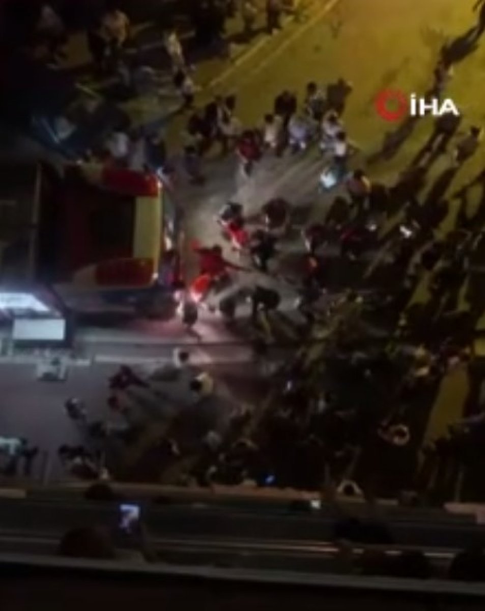 İstanbul da evindeki hurdaları yakan kadın müdahale edenlerle kavga etti #1