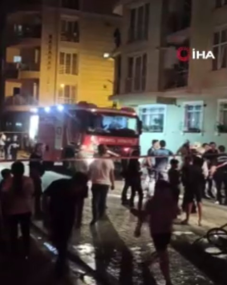İstanbul da evindeki hurdaları yakan kadın müdahale edenlerle kavga etti #2