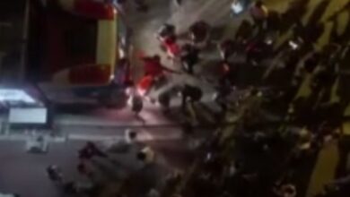 İstanbul'da evindeki hurdaları yakan kadın müdahale edenlerle kavga etti
