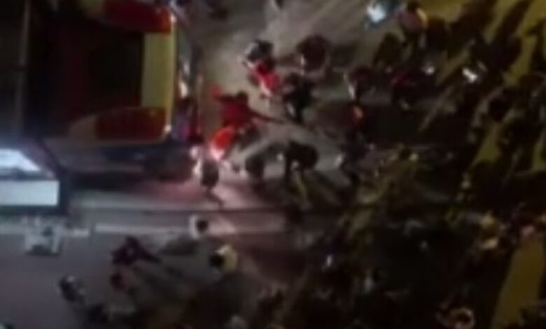 İstanbul'da evindeki hurdaları yakan kadın müdahale edenlerle kavga etti