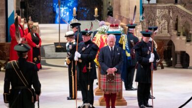 Kral 3. Charles, Kraliçe 2. Elizabeth'in cenazesi başında nöbet tuttu