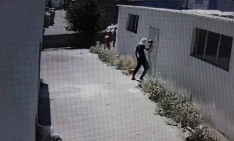 Kayseri'de hırsızlık yapan kişi, parmak izi kalmasın diye kapıyı sildi