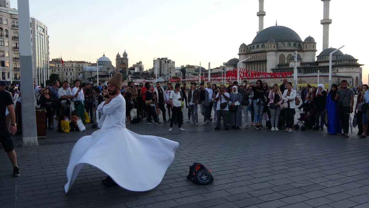 Taksim Meydanı’nda sema gösterisi büyük ilgi çekti #4