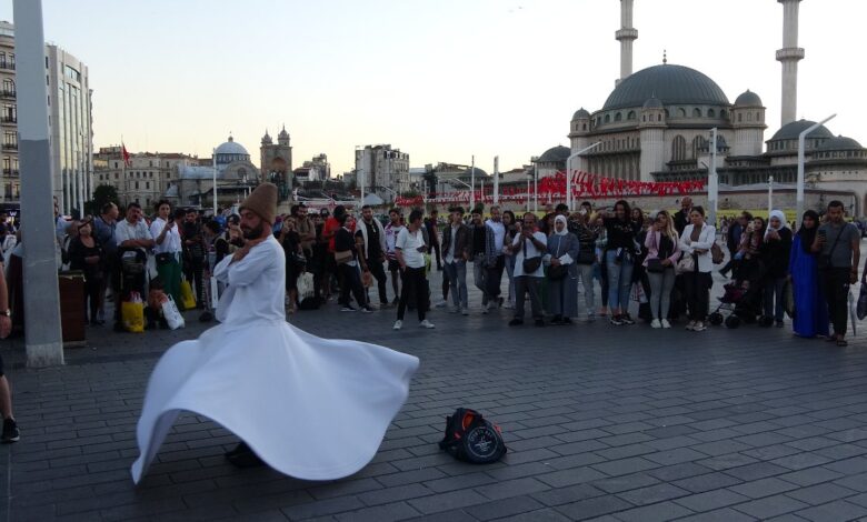Taksim Meydanı’nda sema gösterisi büyük ilgi çekti