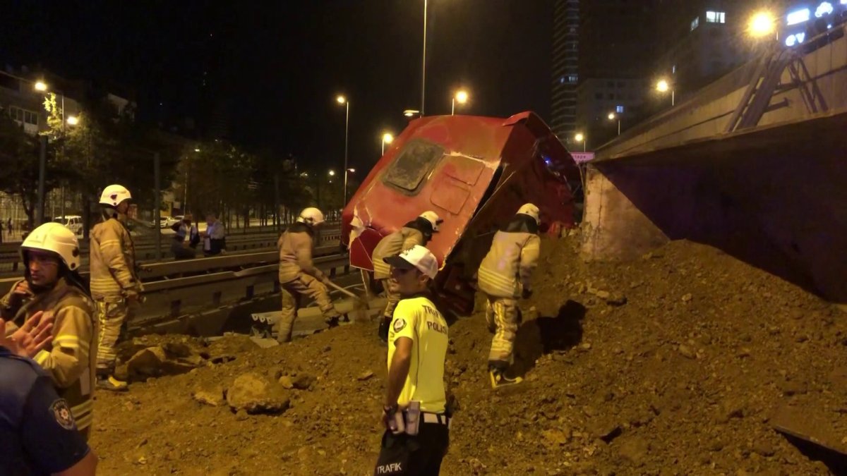 Kadıköy de hafriyat yüklü kamyon yola devrildi #1
