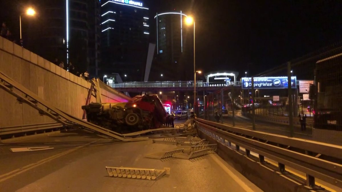 Kadıköy de hafriyat yüklü kamyon yola devrildi #3