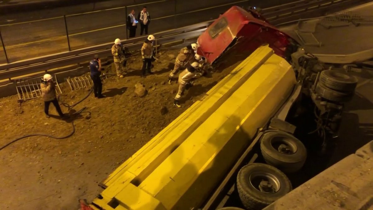 Kadıköy de hafriyat yüklü kamyon yola devrildi #2