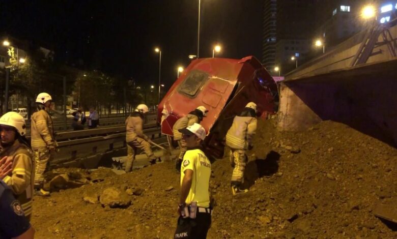 Kadıköy'de hafriyat yüklü kamyon yola devrildi
