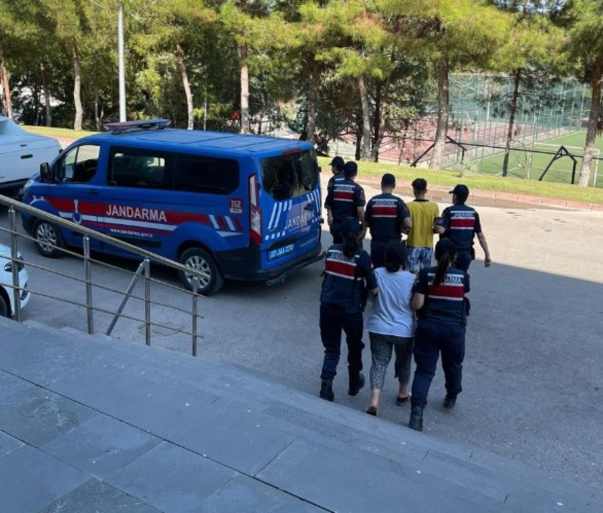 Gaziantep te bebeklerini çöpe bırakan anne ve baba tutuklandı #3
