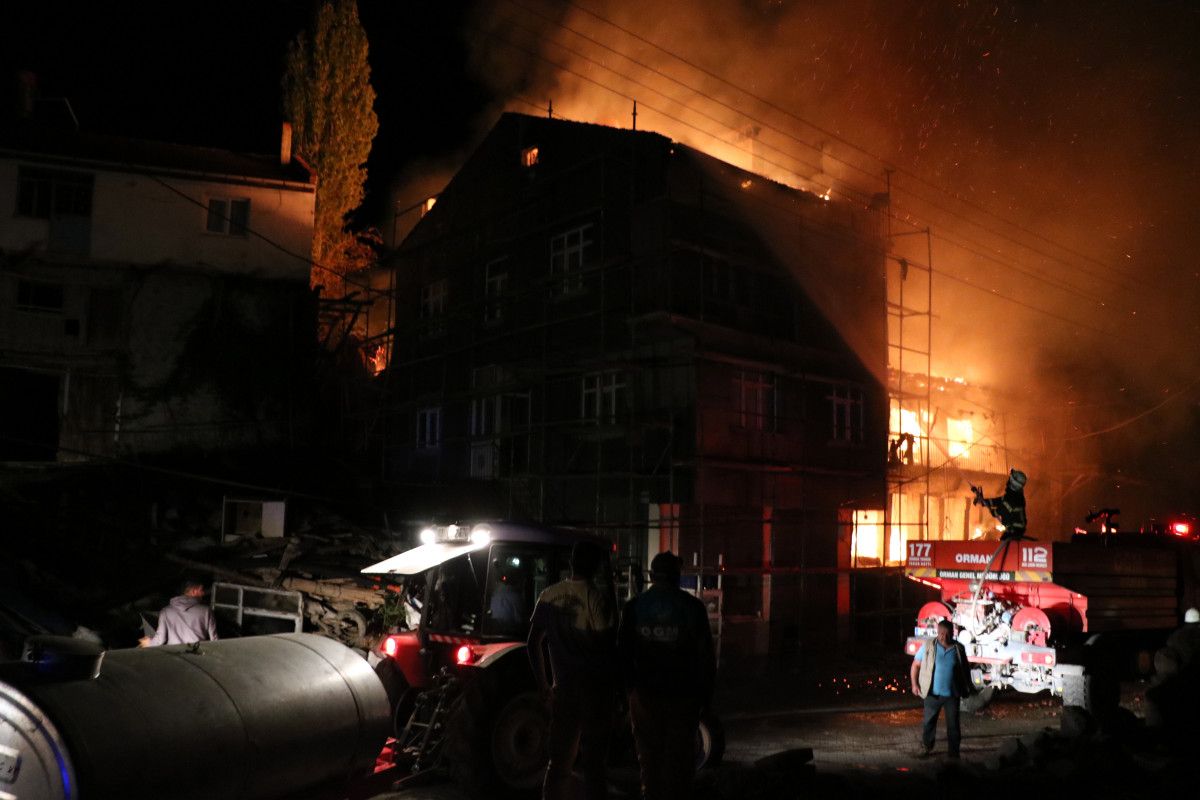 Afyonkarahisar da yangın: 3 ev küle döndü #1