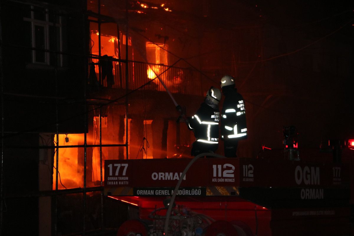 Afyonkarahisar da yangın: 3 ev küle döndü #3