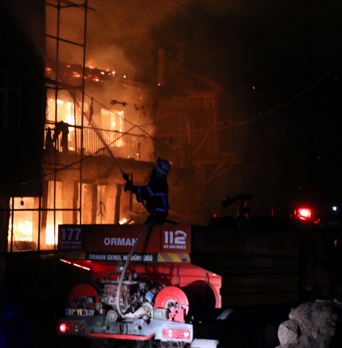 Afyonkarahisar da yangın: 3 ev küle döndü #6