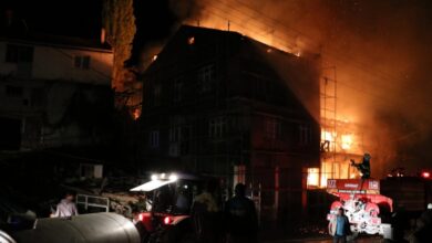 Afyonkarahisar'da yangın: 3 ev küle döndü