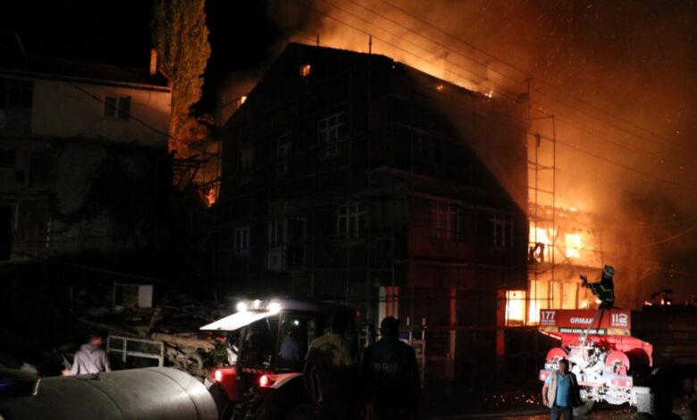 Afyonkarahisar'da yangın: 3 ev küle döndü