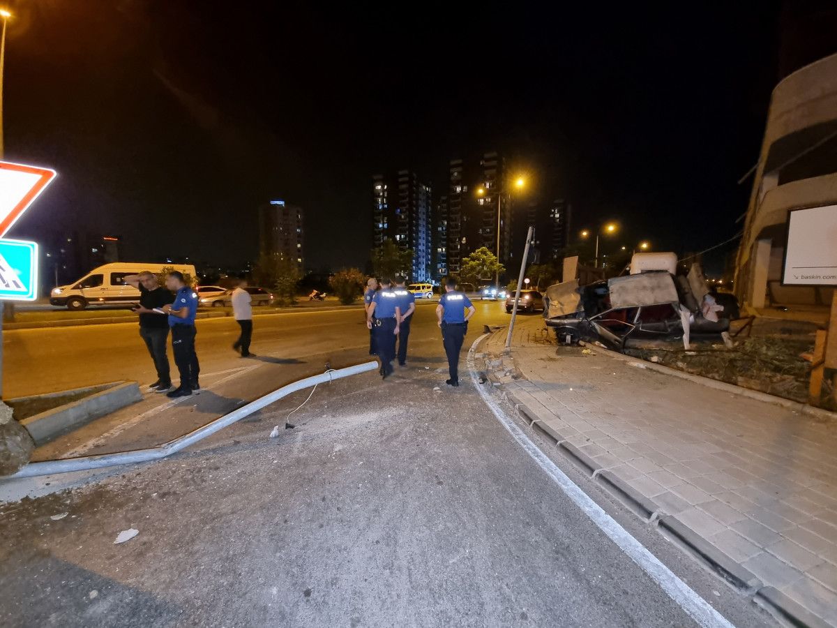 Adana da takla atan otomobildeki baba öldü, çocukları yaralandı #3