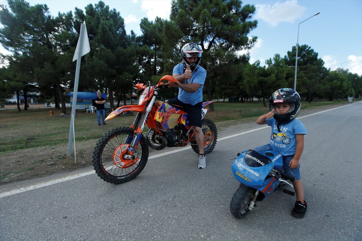 Samsun da 3.5 yaşındaki çocuk, babasının yaptığı motosiklete usta gibi biniyor #5