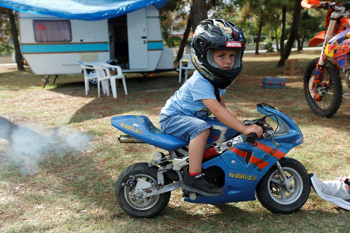 Samsun da 3.5 yaşındaki çocuk, babasının yaptığı motosiklete usta gibi biniyor #2
