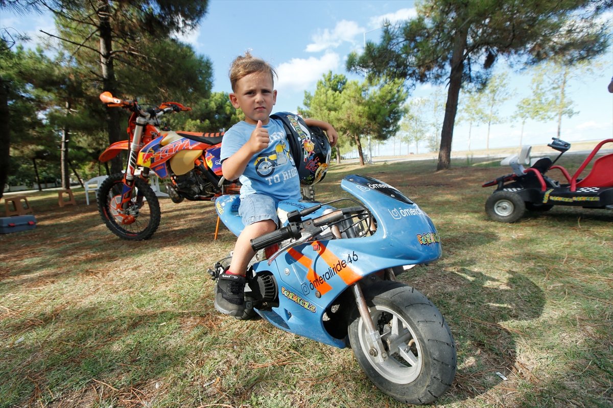 Samsun da 3.5 yaşındaki çocuk, babasının yaptığı motosiklete usta gibi biniyor #4