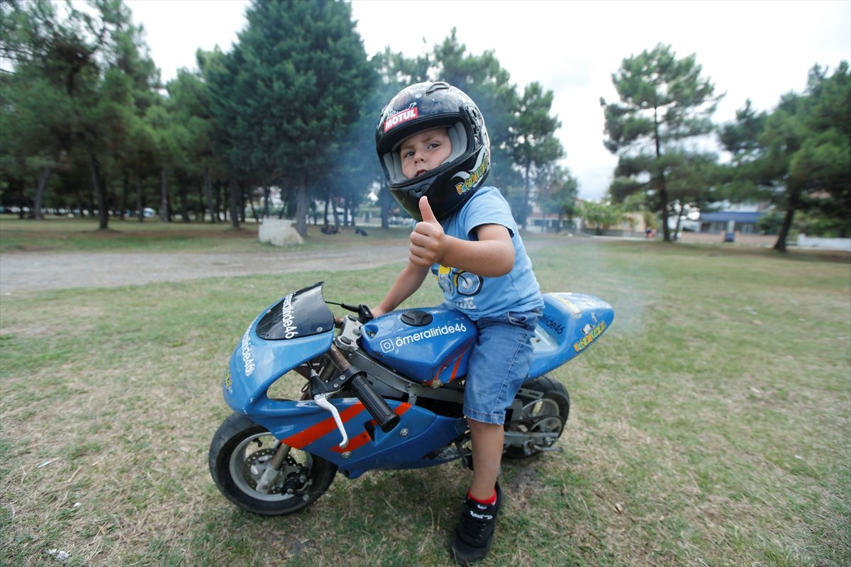 Samsun da 3.5 yaşındaki çocuk, babasının yaptığı motosiklete usta gibi biniyor #1