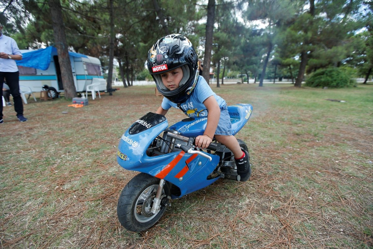 Samsun da 3.5 yaşındaki çocuk, babasının yaptığı motosiklete usta gibi biniyor #6
