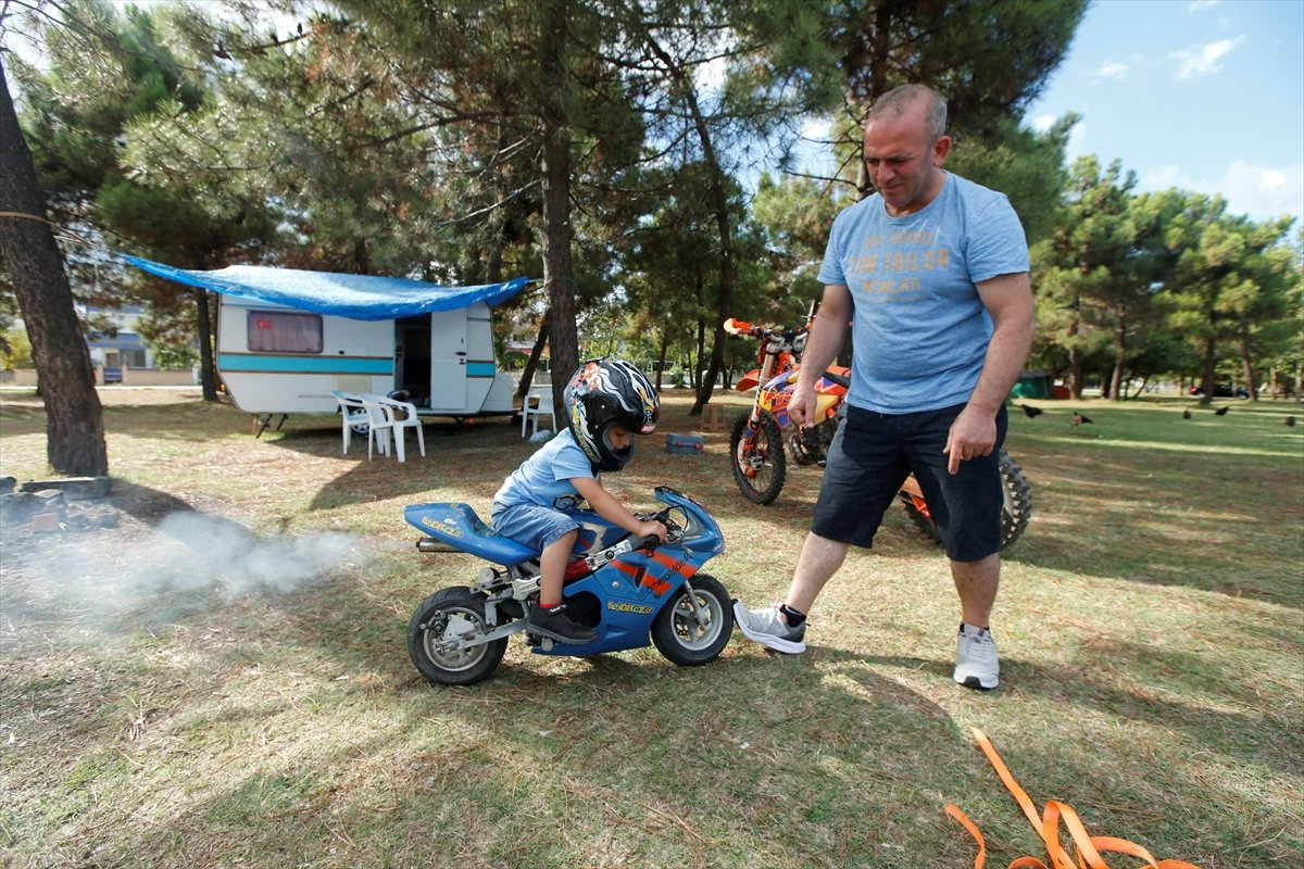 Samsun da 3.5 yaşındaki çocuk, babasının yaptığı motosiklete usta gibi biniyor #3