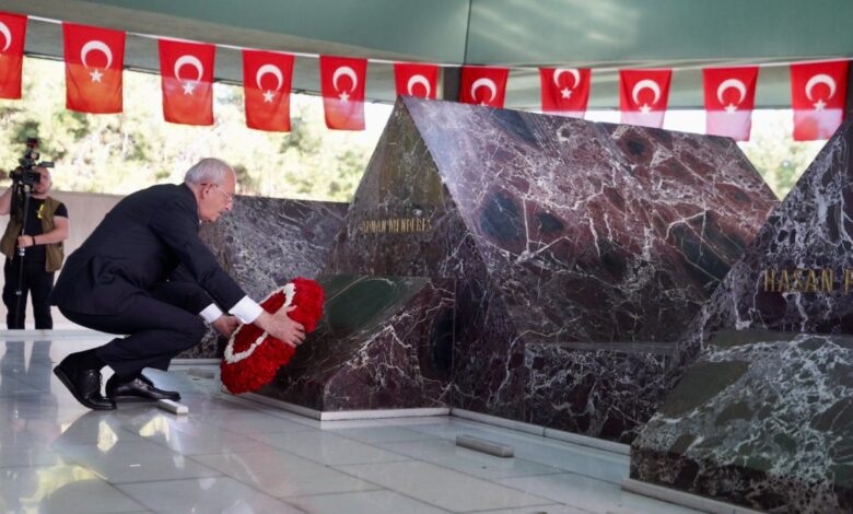 Kemal Kılıçdaroğlu'ndan Adnan Menderes'in mezarına ziyaret