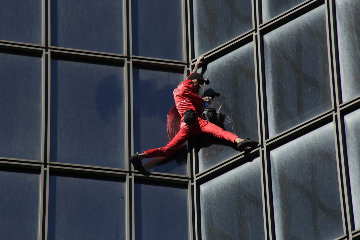 Örümcek Adam Robert, 60. yaş gününde Paris te gökdelene tırmandı #1