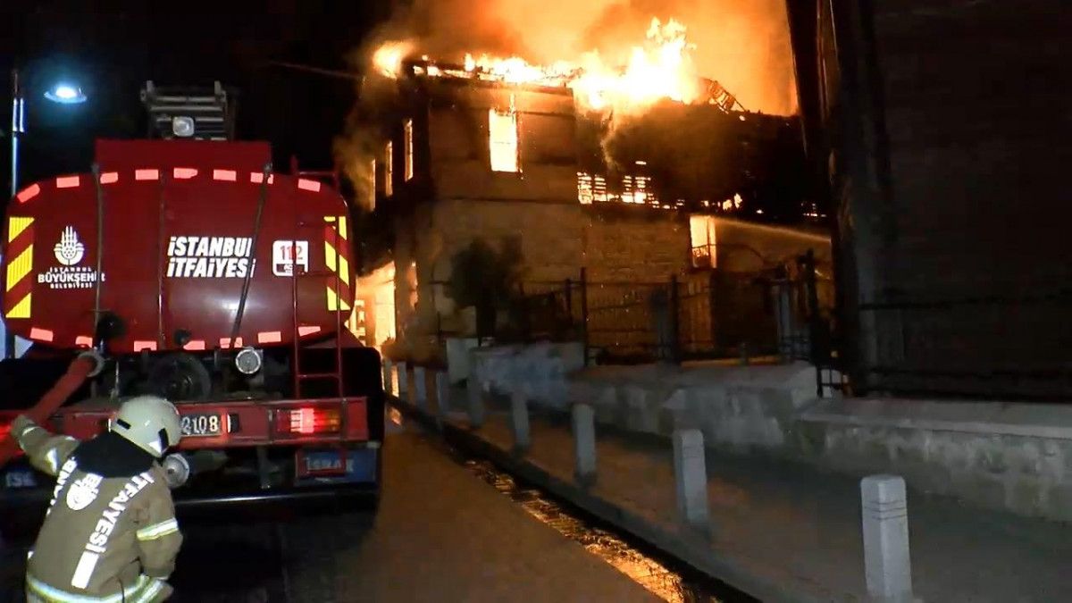 Zeytinburnu nda Tarihi Merkezefendi Fırını nda yangın #4