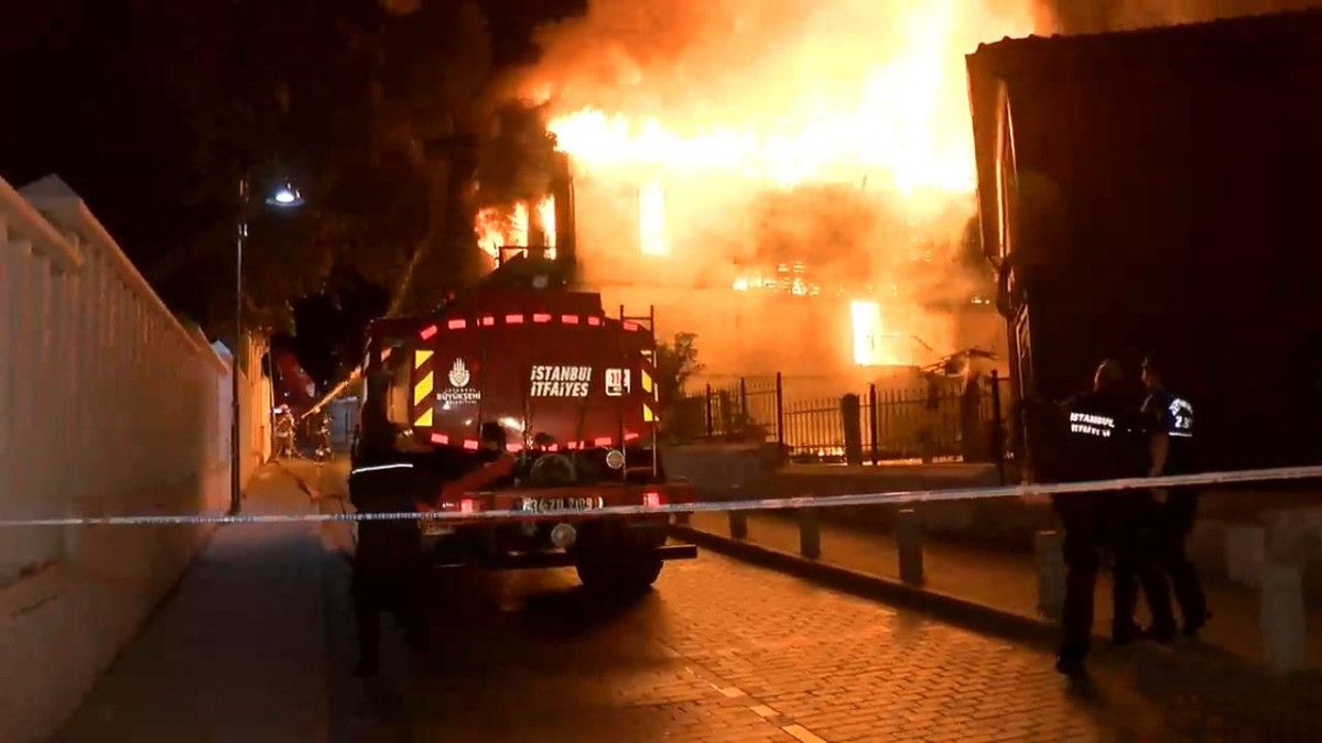 Zeytinburnu nda Tarihi Merkezefendi Fırını nda yangın #1