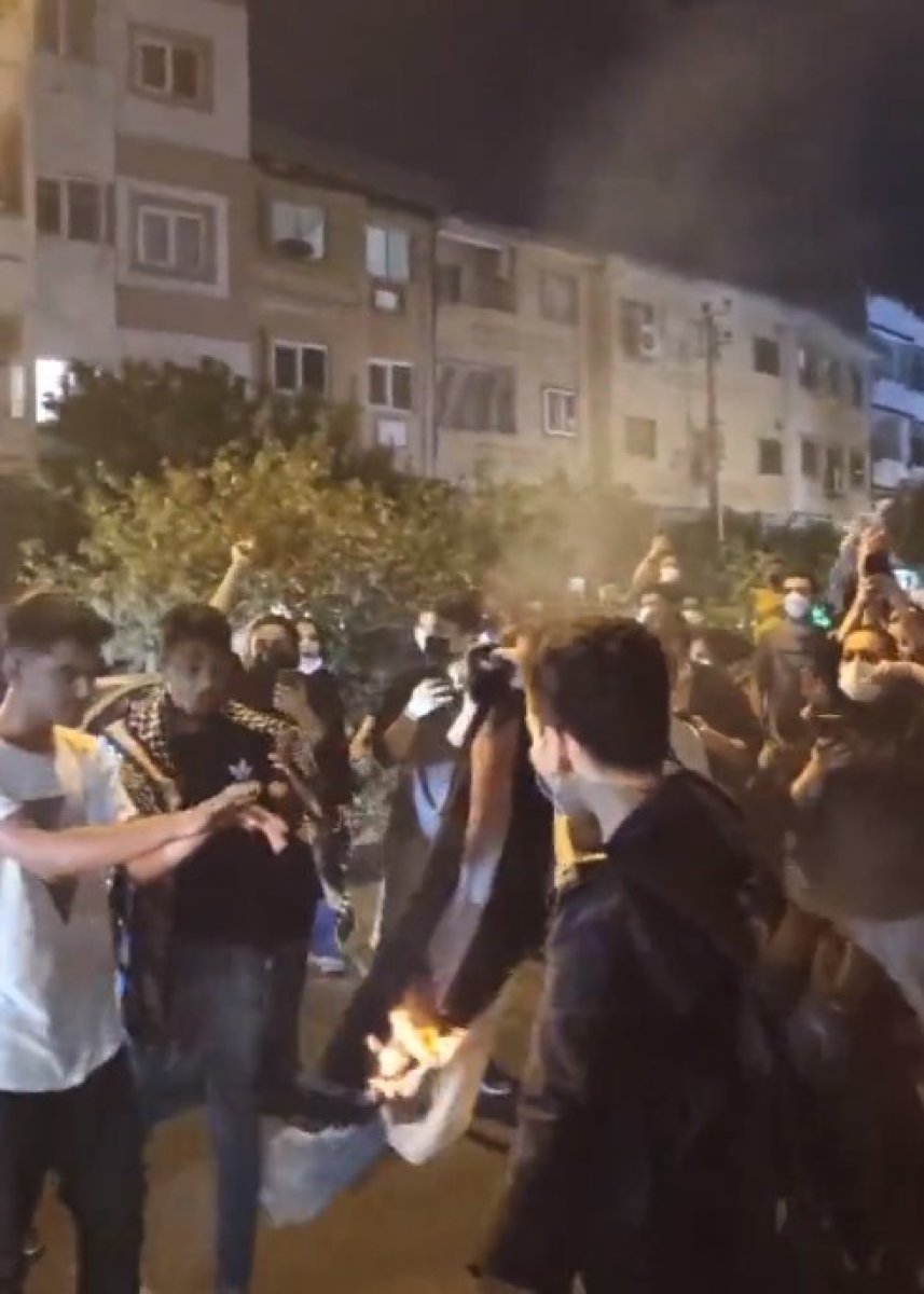 İran da eylemler şiddetlendi: Polis linç edildi #2