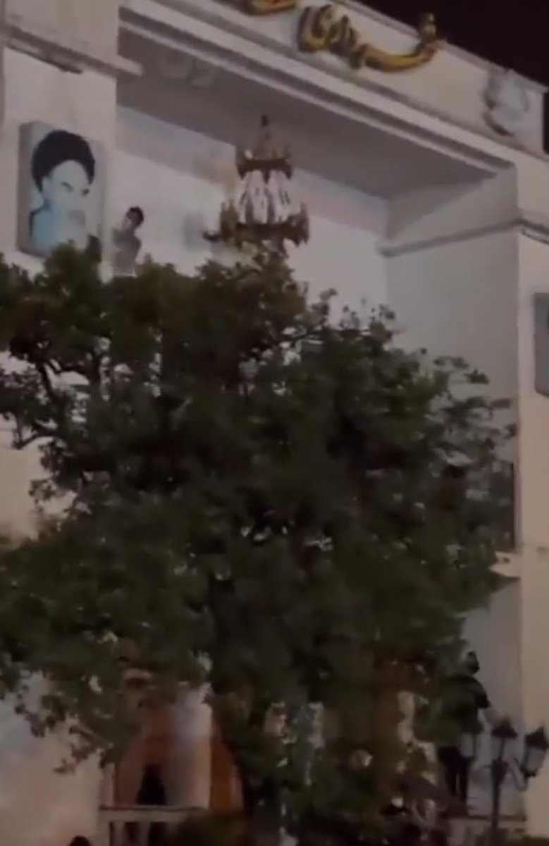 İran da eylemler şiddetlendi: Polis linç edildi #3